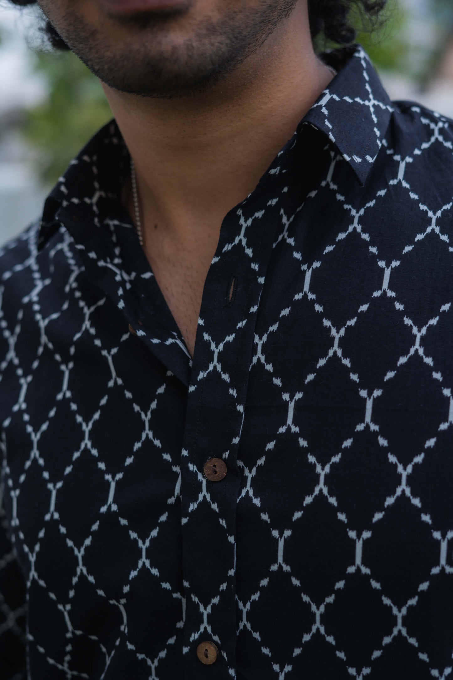 The Black Shirt With White Chains Look Print.